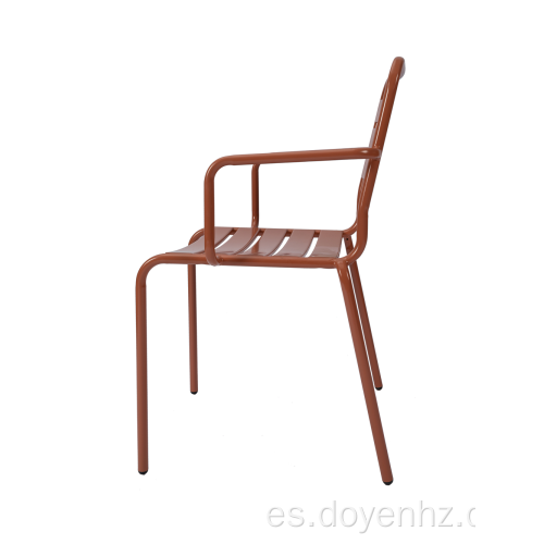 Sillón de listones de metal para exteriores